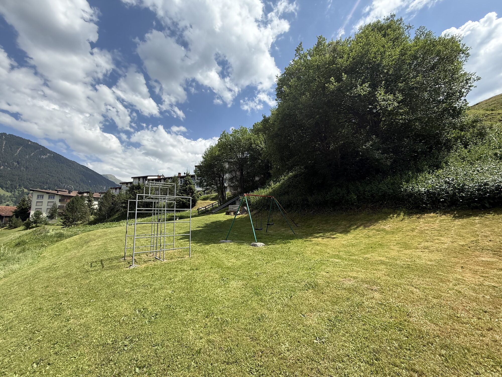 Kinderspielplatz mit Klettergerüst und Schaukel